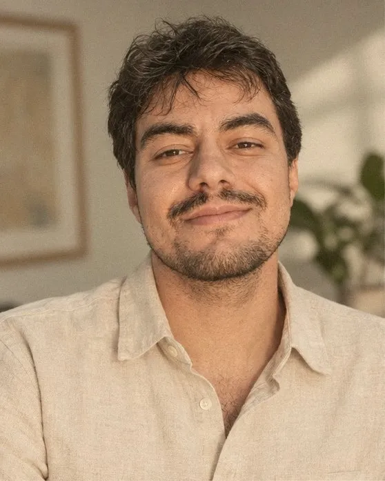 Retrato de Sérgio Andrade com camisa de linho clara, em ambiente iluminado